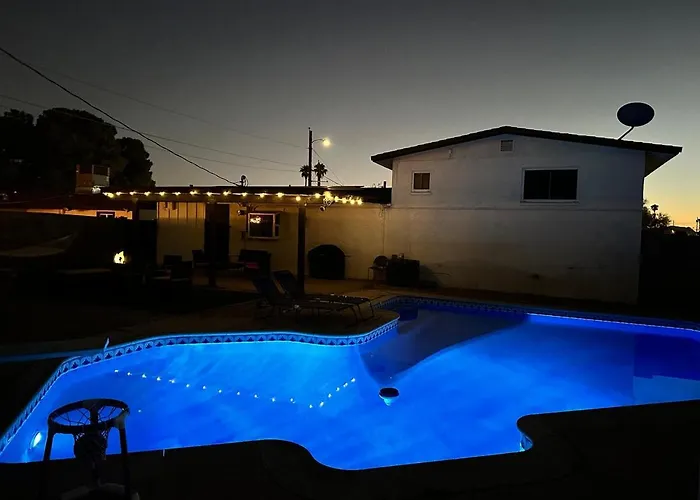 Modern 4br3ba With Pool And Fire Pit Phoenix
