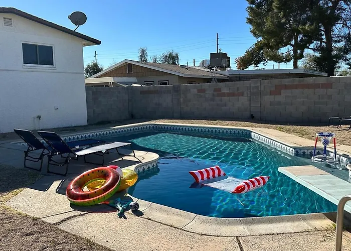 Modern 4br3ba With Pool And Fire Pit Phoenix