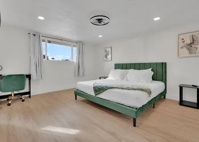 Holiday home Modern 4br3ba With Pool And Fire Pit *