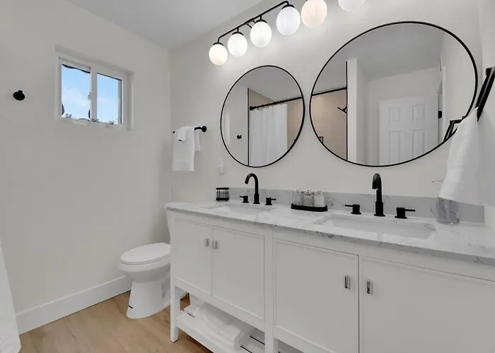 Modern 4br3ba With Pool And Fire Pit Phoenix