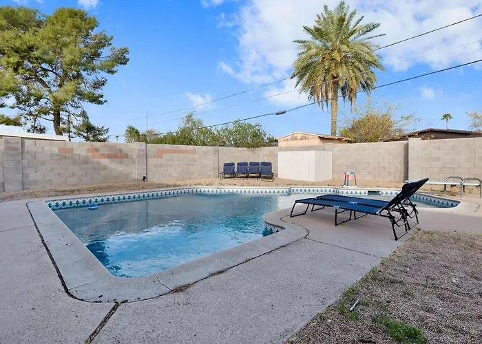 Modern 4br3ba With Pool And Fire Pit Phoenix