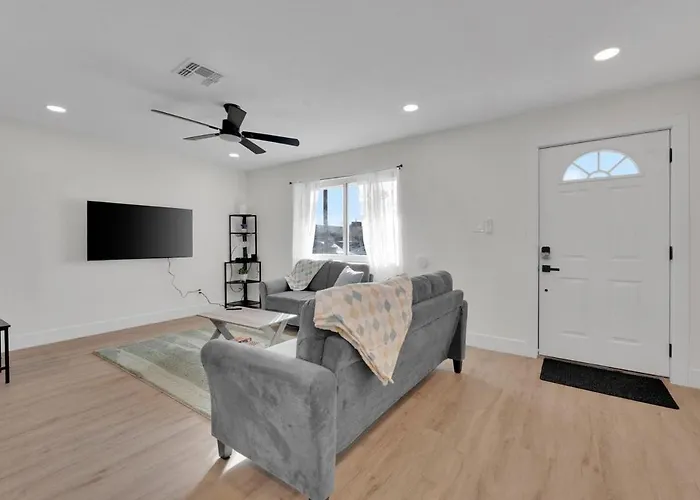 Modern 4br3ba With Pool And Fire Pit