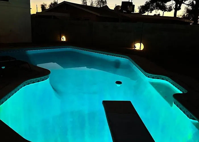 Modern 4br3ba With Pool And Fire Pit Phoenix